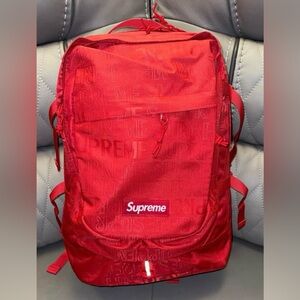 Authentic Supreme backpack worth $275 on stockx & low in stock! new in plastic